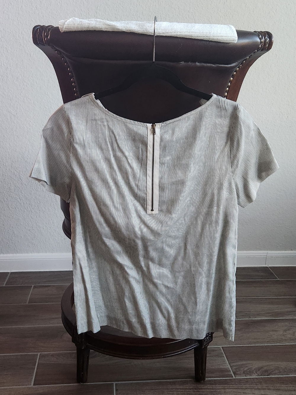 Jaclyn Smith Light Gray Short Sleeve Top with Scalloped Collar - Picture 2 of 2